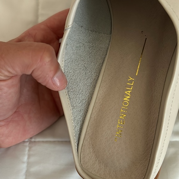 INTENTIONALLY BLANK SO LEATHER BLOCK HEEL SANDAL IN CREAM SIZE 6 - Picture 8 of 10